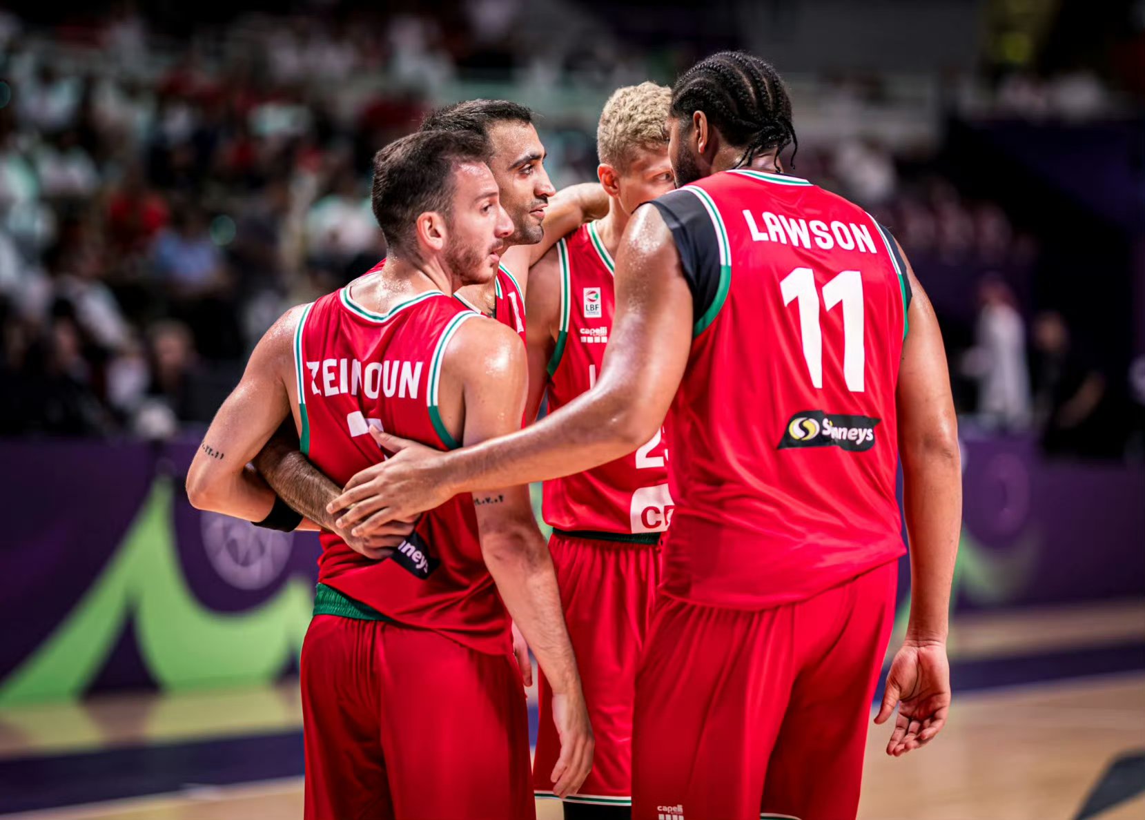 激烈对抗中取得关键得分，球队领先优势明显