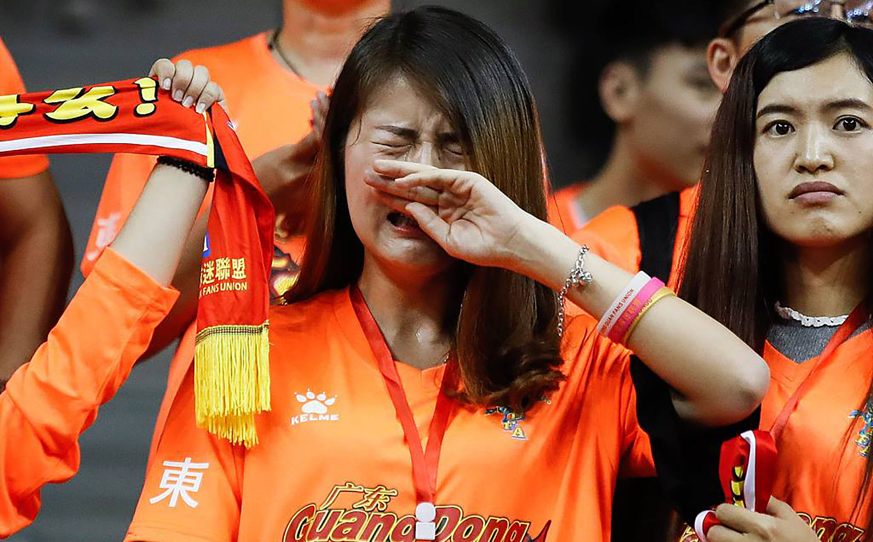 马德里竞技惨遭淘汰，球迷沉默哭泣(马德里竞技惨遭淘汰,球迷沉默哭泣视频)